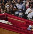 O corpo do papa Francisco é levado para a Basílica de São Pedro, no Vaticano, nesta quarta-feira, 23 de abril de 2025, onde permanecerá em câmara-ardente por três dias.  Foto: AP - Emilio Morenatti / RFI