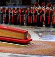 Guarda Suíça do Vaticano monta guarda ao lado do caixão do papa Francisco na Basílica de São Pedro  Foto: DW / Deutsche Welle