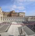 Procissão leva o caixão com o corpo do papa Francisco para a Basílica de São Pedro, no Vaticano  Foto: Christoph Reichwein/picture alliance via Getty Images