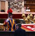 Fiéis prestam últimas homenagens ao papa Francisco, velado na Basílica de São Pedro, no Vaticano  Foto: Domenico Cippitelli/NurPhoto via Getty Images