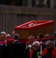 Corpo do papa Francisco é levado para Basílica de São Pedro.  Foto: Hannah McKay/Reuters - 23.04.2025