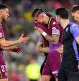 Luis Perez, do Real Valladolid, recebe consolo de Cucho Hernandez, do Real Betis, após o jogo desta quinta –  Foto: Fran Santiago/Getty Images / Jogada10