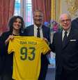 A diretora da Cufa na França, Karina Tavares (centro), ao lado do prefeito de Saint Ouen, Karim Bouamrane, e o embaixador do Brasil na França, Ricardo Neiva Tavares, durante evento na embaixada do Brasil em Paris na quarta-feira, 23 de abril de 2025.  Foto: © Cufa France / RFI