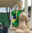 Estátua do STF foi um dos monumentos depredados por manifestantes durante o dia 8 de janeiro. Após limpeza, o monumento não apresenta mais a pichação  Foto: Joédson Alves/Agência Brasil / BBC News Brasil