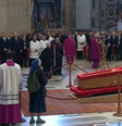 Freira quebra protocolo para se despedir do papa Francisco  Foto: Reprodução/Vatican Media