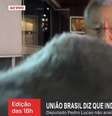 Fernando Gabeira tentando segurar sua gata pouco antes de ela tirá-lo do ar ao vivo  Foto: Reprodução