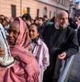 Magdalena Kiwondo, do Quênia, leva imagem de Virgem Maria para se despedir do papa   Foto: Michael Kappeler/picture alliance / Getty Images