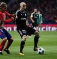 Antoine Griezmann tenta desarmar Richard em jogo da Liga dos Campeões de 2017  Foto: Getty Images/Anadolu