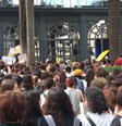 Manifestação de alunos, pais e professores diante do Shopping Pátio Higienópolis, em SP  Foto: Letycia Bond / Agência Brasil