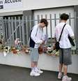 Alunos prestam homenagens aos colegas vítimas de um ataque com faca na escola que frequentam em Nantes, no oeste da França. Em 25 de abril de 2025.  Foto: AFP - LOIC VENANCE / RFI