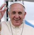 O Papa Francisco, eleito em 2013, rompeu paradigmas ao assumir um papado mais voltado à simplicidade e à inclusão. Seu falecimento em 2025 provocou luto global e foi imediatamente relacionado a uma quadra de Nostradamus que mencionaria “o velho pastor” morrendo em Roma.  Foto: Jeon Han/Wikimédia Commons / Flipar