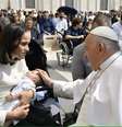 Leticia Cazarré e Juliano Cazarré estavam com o filho Vicente durante encontro com o papa Francisco no Vaticano em 2024  Foto: @leticiacazarre via Instagram / Estadão