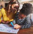 O apoio da família mantém as crianças motivadas e comprometidas com o processo de alfabetização  Foto: Ground Picture | Shutterstock / Portal EdiCase