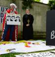 Manifestantes protestam em frente a uma escola católica da região parisiense que acolheu um ex-funcionário apontado como agressor no colégio Notre Dame de Bétharam, nos Pirineus. 18 de abril de 2025.  Foto: AFP - ELSA RANCEL / RFI