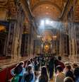 Os últimos fiéis e visitantes chegam à Basílica de São Pedro para se despedir do Papa Francisco. À noite, a Basílica de São Pedro é fechada e o caixão é finalmente selado. Antes do funeral, no sábado, 26/04/2026, os visitantes poderão ver o falecido Papa novamente no caixão aberto.  Foto: Michael Kappeler/dpa/picture alliance via Getty Images