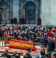 Os últimos fiéis rezam na Basílica de São Pedro, junto ao caixão do Papa Francisco. À noite, a Basílica de São Pedro é fechada e o caixão é finalmente selado.  Foto: Michael Kappeler/picture alliance via Getty Images