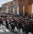Pessoas esperam na fila para entrar na Basílica de São Pedro um dia antes do funeral do Papa Francisco, em Roma, Itália, em 25 de abril de 2025.  Foto: Jakub Porzycki/Anadolu via Getty Images