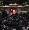 Enlutados prestam homenagem ao Papa Francisco na Basílica de São Pedro, em 25 de abril de 2025, na Cidade do Vaticano. O Papa Francisco, que faleceu em 21 de abril aos 88 anos, permanece em seu velório por um último dia antes do funeral de amanhã na Praça de São Pedro.  Foto: Franco Origlia/Getty Images