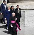 Donald Trump e Melania Trump, presidente e primeira dama dos EUA, comparecem ao funeral do papa Francisco  Foto: Getty Images