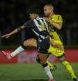 Zaga do Mirassol tenta evitar que Hulk fique com a bola.  Foto: Pedro Souza / Atlético / Jogada10