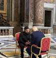 Nesta foto divulgada pelo Gabinete de Imprensa da Presidência da Ucrânia, o presidente da Ucrânia, Volodymyr Zelenskyy (à esquerda), e o presidente Donald Trump conversam enquanto participam do funeral do Papa.  Foto: AP / RFI