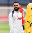  Foto: Divulgação/ Liverpool - Legenda: Salah animado durante o treino do LIverpool.Egício pode ver o seu time sagrar-se campeão Inglês neste domingo / Jogada10