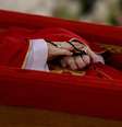 Rosário sobre o corpo do papa Francisco durante rito de declaração de sua morte na Capela de Santa Marta, no Vaticano  Foto: Vatican Media/Divulgação via Reuters - 21.04.2025