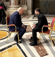 Trump e Zelensky conversam dentro da Basílica de São Pedro   Foto: Team Zelensky