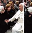 Fernanda Torres e Montenegro interagem com o papa Francisco  Foto: Reprodução | Instagram