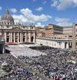 A Praça de São Pedro, no Vaticano, atrai centenas de fiéis diariamente  Foto: Baris Seckin/Anadolu via Getty Images
