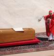 O cardeal Giovanni Battista Re incensa o caixão com o corpo do papa Francisco durante funeral  Foto: 