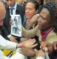 Norma Maria de Souza mostra reprodução de foto com o filho enquanto o Papa o abençoa. Mãe escreveu carta atrás da imagem.  Foto: Arquivo pessoal