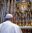 Papa Francisco reza diante do ícone famoso  Foto: Reprodução/Basilica Papale di Santa Maria Maggiore/Facebook