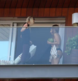 Lady Gaga cobre seios com coco na sacada do Fasano  Foto: Crédito  | AGNEWS 