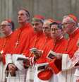 O cardeal Pietro Parolin (segundo na primeira fila, a partir da direita) e o cardeal Luis Antonio Tagle (ao lado de Parolin) estão entre os considerados 'papáveis'  Foto: REUTERS/Yara Nardi / BBC News Brasil