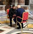 Em um cenário inusitado, o presidente dos Estados Unidos, Donald Trump, e o líder ucraniano, Volodymyr Zelensky, se encontraram no Vaticano  Foto: Reprodução / Presidência da Ucrânia / Perfil Brasil