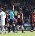 Foto: Ryan Pierse/Getty Images - Legenda: Evanílson leva vermelho e é expulso no empate de seu time, Bournemouth, diante do Manchester United / Jogada10