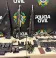Durante a ação, armas foram apreendidas, incluindo três fuzis.  Foto: Divulgação/PCERJ