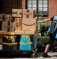 Entregador de produtos vendidos pela Amazon em Nova York.
REUTERS/Brendan McDermid  Foto: Reuters