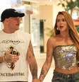 Casal fitness e 75kg mais magro! Thaís Vasconcellos surge de cropped brilhante e deixa barriga à mostra em passeio com marido, Ferrugem.  Foto: AGNews / Purepeople