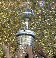 Troféu da Libertadores durante comemoração de título  Foto: Pedro Kirilos/Estadão / Estadão
