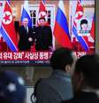 Uma tela de TV em Seul mostra uma imagem de arquivo de um encontro entre o líder norte-coreano Kim Jong-un, (à dir.), e o presidente russo, Vladimir Putin, em Pyongyang.  Foto: AP - Ahn Young-joon / RFI