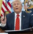 Donald Trump se prepara para assinar um decreto no Salão Oval da Casa Branca, em 10 de fevereiro de 2025.  Foto: AP - Alex Brandon / RFI