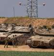 Tanques de guerra israelenses estacionados no norte da Faixa de Gaza  Foto: © MENAHEM KAHANA / AFP / RFI