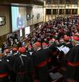 A Congregação dos Cardeais se reúne pela quinta vez na Nova Sala do Sínodo após a morte do Papa Francisco, segunda-feira, 28 de abril de 2025.  Foto: AP / RFI