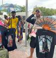 Vendedores ambulantes em Copacabana com produtos de Lady Gaga  Foto: Éros Mendes/Terra