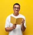 A leitura expande o vocabulário e consolida estruturas gramaticais  Foto: Bohdan Malitskiy | Shutterstock / Portal EdiCase
