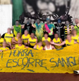 Alunos posaram com faixa em alusão a estupro  Foto: Reprodução