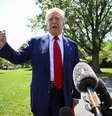 O presidente Trump conversa com repórteres antes de partir para uma viagem de um dia no final da tarde a Detroit, saindo do gramado sul da Casa Branca em Washington, DC, em 29 de abril de 2025.  Foto: John McDonnell/Para o The Washington Post via Getty Images