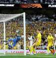 Maddison, ajoelhado à esquerda, agradece o passe de Porro (ajoelhado à direita)  na jogada do segundo gol do Tottenham diante do Bodo/Glimt  Foto: Richard Heathcote/Getty Images / Jogada10